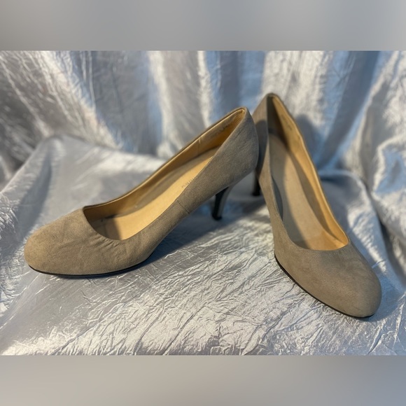 CL by Laundry Nanette tan suede heels 9 - Picture 1 of 7